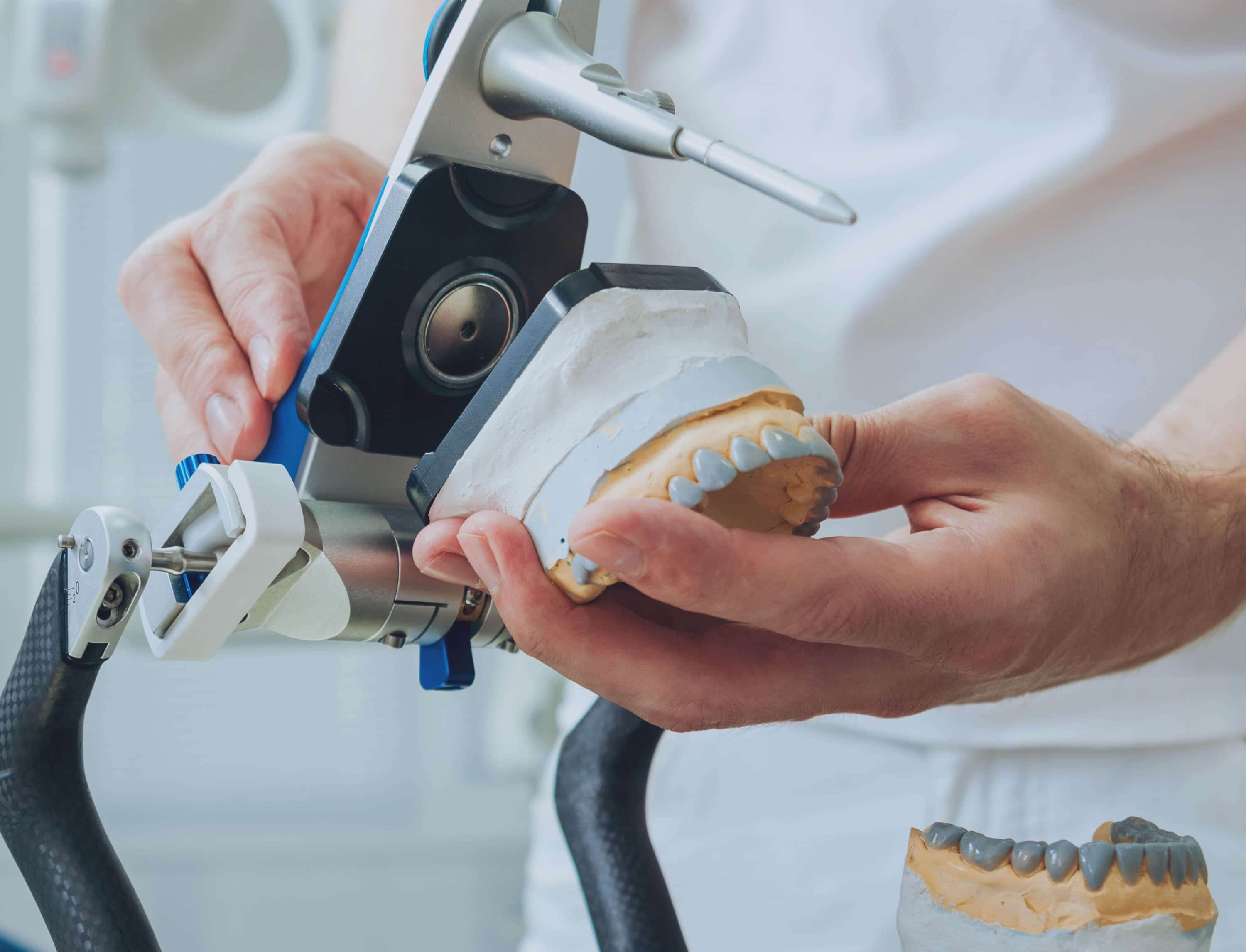 Bild in Großformat: Ein Zahnarzt arbeitet an einer Dentalmaschine.